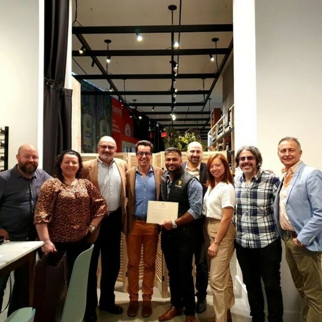What a great success for the exclusive Laubade Masterclass and "Master Cellar" Workshop in New York on October 10th! 🇺🇸👏 📍 Ana Wines & Spirits, 20 Hudson Yards, New York.
🧑‍🤝‍🧑18 attendees: key wine store owners, bar managers and sommeliers: Le Quatorze, Barely Disfigured, Genesis House.✨
Presence of Denis Lesgourgues (owner of Château de Laubade) and Baron Francois (US afiliate). 🙏 See you for the next chapter! __________________ La Masterclass et atelier "Maître de Chais" exceptionnelle à New York qui a eu lieu le 10 octobre dernier a remporté un franc succès ! 🇺🇸👏 📍 Ana Wines & Spirits, 20 Hudson Yards, New York.
🧑‍🤝‍🧑 18 participants : cavistes, restaurateurs, barmen et sommeliers : Le Quatorze, Barely Disfigured, Genesis House.✨
Présence de Denis Lesgourgues, propriétaire du Château de Laubade et de l'équipe Baron Francois (filiale USA). 🙏 Rendez-vous pour une prochaine édition ! @https://pulse.ly/zkqywimsqu @boozecolumnist @vrajkpatel09 @lesgourguesdenis
.
.
.
#masterclass #newyork #baronfrancois #restaurant #bar #mixology #mixologie #spiritlovers #cocktail #premiumcellar #cellar #frenchspirit #spirit #spiritueux #armagnac #vintage #XO #VSOP #VS #armagnac #basarmagnac