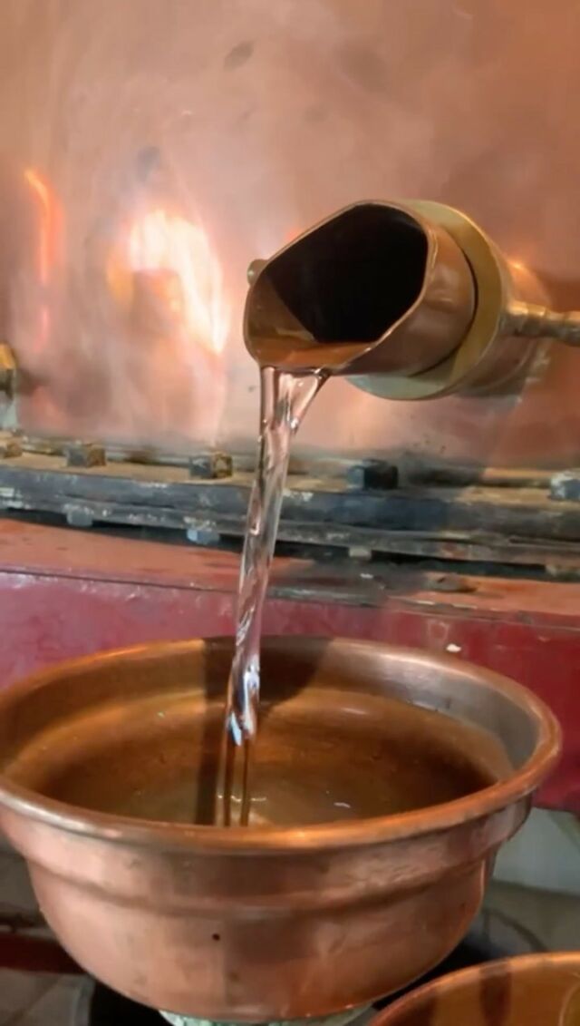 🆕 Starting on October 17th, the first drops of our fresh eau-de-vie of Ugni Blanc wines from 2023 are flowing.
Our whole team is involved to ensure a 'single continuous distillation' during 4 weeks !
This is a key stage requiring a perfect every day control, in order to guarantee a top quality of our future bas armagnacs. ___________ 🆕 Les premières gouttes d'eau-de-vie (cépage Ugni Blanc) coulent de notre alambic depuis le 17 octobre pour laisser place à une eau-de-vie entre 63 et 64°.
Toute notre équipe est mobilisée pour assurer un « distillation en colonne en continu », réalisée cépage par cépage pendant 4 semaines. Une étape clé qui demande une attention de tous les instants pour garantir la qualité irréprochable de nos futurs bas armagnacs.
.
.
.
#frenchspirit #spirit #spiritueux #armagnac #distillation #distillery #distillerie #eau-de-vie #millésime #vintage #XO #VSOP #VS #armagnac #basarmagnac #gascogne #gers #occitanie #landes