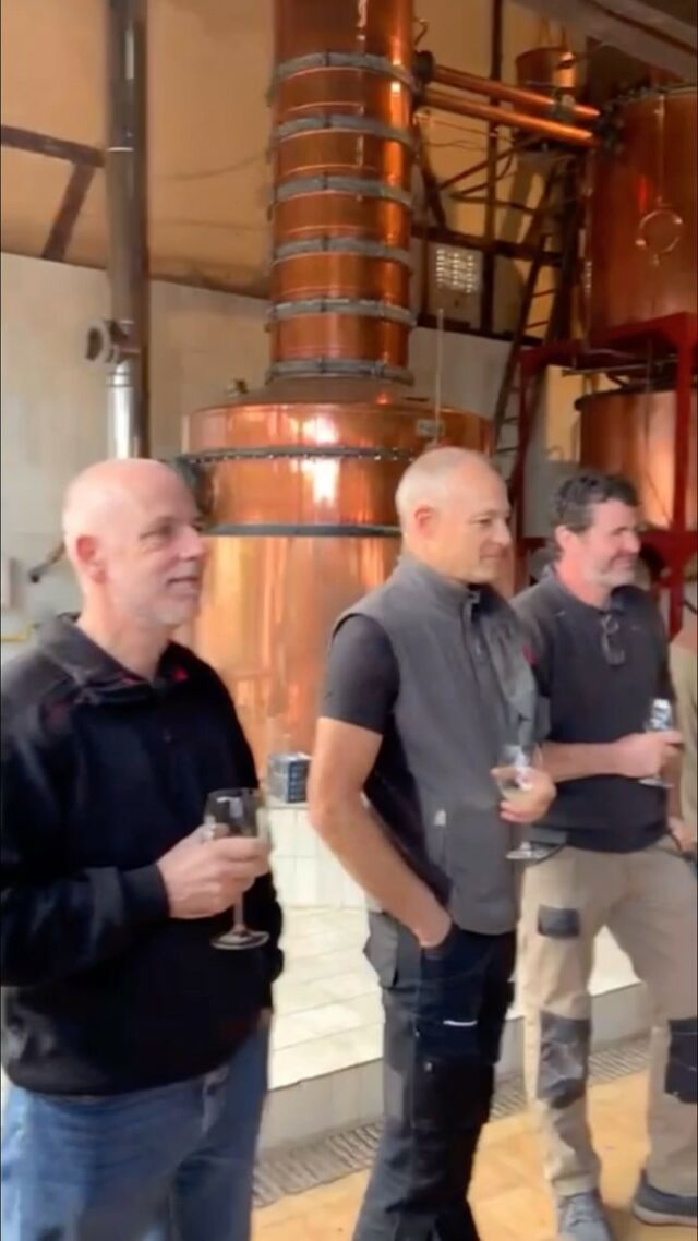 Time of conviviality at the distillery to celebrate the end of the harvest and distillation with the whole team together. 👏
__________ Moment de convivialité à la distillerie pour fêter la fin des vendanges et de la distillation, avec l’équipe soudée au grand complet. 👏
.
.
.
#frenchspirit #chateaudelaubade #distillation #distillerie #armagnac #basarmagnac #eaudevie